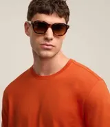 Remera de hombre color verde grisáceo, de manga corta y cuello redondo, confeccionada en algodón peruano.