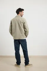 Sobrecamisa de corte clásico en color gris claro, con cierre frontal y bolsillos en el pecho.