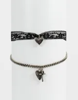 Set de dos collares cortos: uno tipo choker de encaje negro con dije de corazón plateado, y otro de cadena plateada con dijes de corazón con rayos y cruz.