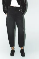 Pantalón de jean celeste de corte amplio, con tiro medio, cinco bolsillos y costuras torcidas.
