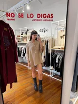 Camisa color beige de lino con escote en V y bordado multicolor.