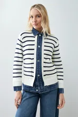 Chaqueta tejida a rayas horizontales color blanco y azul marino, con cuello y detalles en denim.