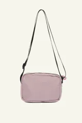 Bandolera negra con correa regulable para usar cruzada o al hombro. Cuenta con múltiples compartimentos con cierre y detalle de cordón rosa en el cierre.