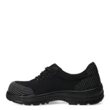 Zapato de seguridad negro con capellada de tejido de punto, cordones y suela antideslizante.
