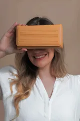 Billetera larga color mostaza de símil cuero con tapa y repartición con cierre. Compartimento con tarjeteros y bolsillos. Compartimento posterior incluye monedero con cierre, tarjeteros y billetes. Bolsillo atrás con cierre.