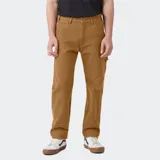 Pantalón de trabajo Dickies color marrón, de corte recto y holgado, confeccionado en lona de algodón prelavada. Cuenta con múltiples bolsillos y presilla para martillo.