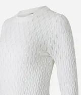 Sweater azul marino de punto con textura de ondas, cuello redondo y mangas largas.