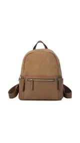 Mochila color tostado combinada con nobuck, bolsillo amplio adelante con broche y cierre, bolsillos en los costados, asas regulables y bolsillos internos cómodos.