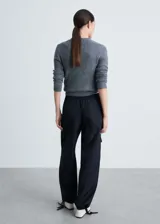 Pantalón negro de corte ancho con cintura elástica y cordón ajustable.