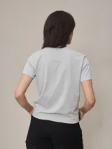 Remera negra de cuello redondo y manga corta con logo pequeño bordado en el pecho.