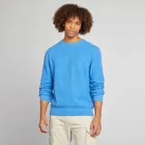 Sweater celeste de punto con cuello redondo y mangas largas.