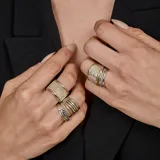 Anillo ancho de plata 925 con textura satinada y bordes de oro.