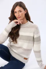 Buzo tejido de abrigo con rayas horizontales en tonos rosado, beige y blanco. Tiene cuello redondo y mangas largas.