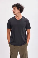 Remera negra de algodón con cuello en V y mangas cortas.