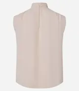 Blusa color crema de poliéster satinado, con cuello alto, sin mangas y botón en la nuca.