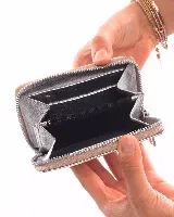 Billetera de cuero color gris topo con cierre perimetral y logo de la marca grabado en el frente.