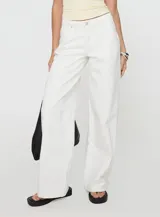 Pantalón de jean blanco de corte recto y tiro medio.