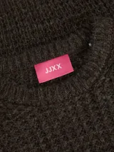 Sweater de punto grueso color gris oscuro, de corte holgado y mangas largas.