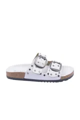 Sandalias negras con doble tira, hebillas plateadas y tachas decorativas. Suela con plataforma baja color suela.