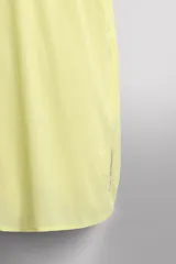 Camiseta deportiva color verde lima de tejido técnico ligero y elástico, con cuello redondo, manga corta y costuras termofijadas.