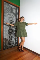 Vestido corto color verde militar, con mangas cortas, corte en la cintura y falda balloon.