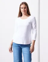 Remera de algodón blanca marca Ruby Rd, de manga tres cuartos y cuello redondo.