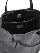 Cartera plateada de cuero texturizado, con doble asa corta y correa larga de cadena.