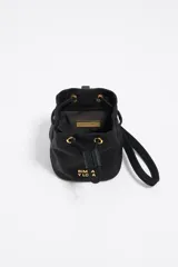 Monedero negro tipo bucket de la marca Bimba y Lola, con cierre de cordón ajustable y logo dorado estampado.