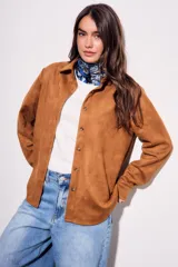 Camisa color marrón de gamuza sintética, de corte recto, con cuello clásico, cierre frontal con botones y mangas largas.