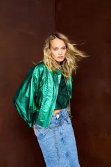 Campera marrón de cuero con cierre frontal, corte oversize, mangas abullonadas y puños ajustados.