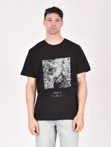Remera negra de manga corta con estampado blanco del mapa de la ciudad de Tokio.