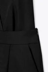 Mono largo negro de lino con escote halter y espalda descubierta.