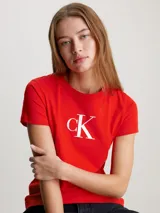 Remera roja de algodón con logo CK estampado en el pecho. Corte slim, cuello redondo y mangas cortas.