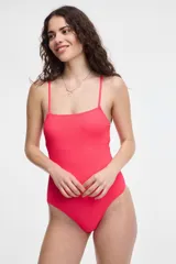 Malla enteriza negra texturada con breteles finos.