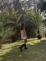 Vestido corto color beige con tirantes finos y corte recto.