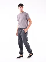 Pantalón de jogging gris oscuro con cintura elástica ajustable con cordón y puños ajustados.