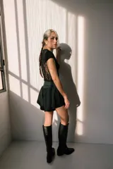 Short negro de tiro alto con cintura ancha y detalle de logo en el centro.