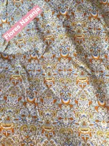 Camisa de algodón con cuello alto y dos volados en el frente, diseño elegante y detalles sofisticados.
