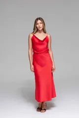 Blusa satinada roja con escote drapeado y breteles finos.