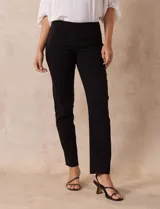 Pantalón verde esmeralda de gabardina elastizada marca Zac & Rachel, con pretina ancha con faja interna modeladora, largo de pierna con costura frontal pespunteada y trasera con bolsillos ojal simulados.