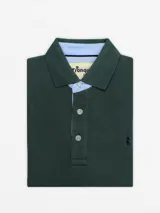Remera polo verde oscuro de piqué de algodón, con cuello clásico y tapeta de dos botones.