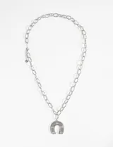 Collar plateado con cadena de eslabones grandes y dije de herradura con tachas.
