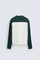 Camiseta de manga larga con cuello redondo, diseño color block en blanco y verde oscuro, con el número 80 y la inscripción 'Saint Frederic' bordados en el frente.