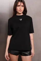 Remera negra de manga corta, cuello alto y logo plateado en el pecho.