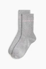 Pack de tres pares de medias deportivas de caña media, confeccionadas en tejido funcional DryMove™ que ayuda a absorber el sudor. Incluye un par gris, un par blanco y un par rosa.