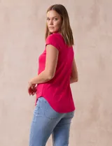 Remera de modal color fucsia, marca Cupio, con cuello redondo y manga corta.