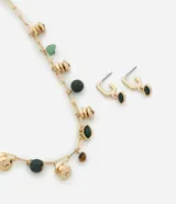 Conjunto de collar de cadena dorada con eslabones rectangulares y colgantes de gravas de colores, acompañado de par de caravanas aro doradas con colgante de grava verde oscuro.