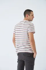 Remera de algodón a rayas horizontales en tonos blanco, marrón y rojo. Tiene cuello redondo, mangas cortas, corte regular y logo estampado en el pecho.