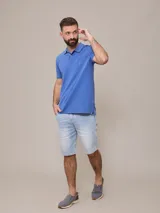 Bermuda de jean elastizado celeste, corte a la rodilla y tiro medio.