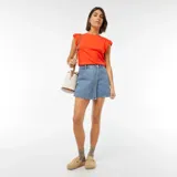 Camiseta roja de punto con cuello redondo y mangas cortas con volantes.